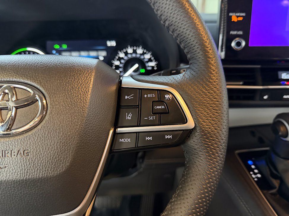 Used 2025 Toyota Sienna XLE FWD image 24