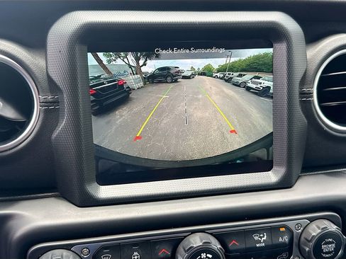 Used 2022 Jeep Wrangler Unlimited Sahara w/ Cold Weather Group AWD/4WD image 15