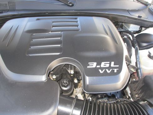 Used 2019 Chrysler 300 Limited w/ Safetytec Plus Group image 32