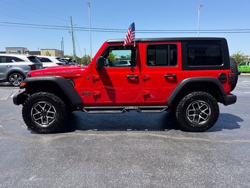 Used 2025 Jeep Wrangler Unlimited Rubicon w/ Convenience Group AWD/4WD image 9