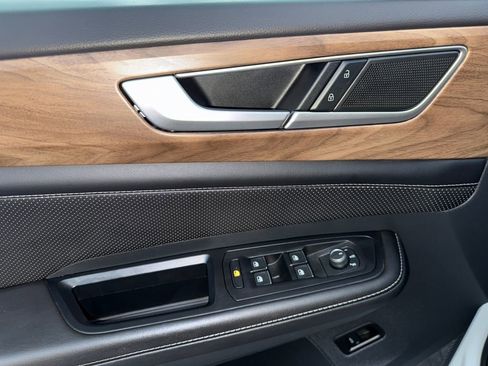 Used 2025 Volkswagen Atlas SE image 11