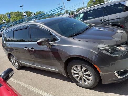 Used 2017 Chrysler Pacifica Touring-L image 2