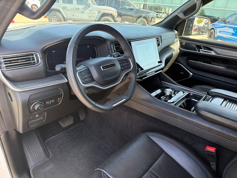 Used 2024 Jeep Wagoneer Series II w/ Flexible Seating Group AWD/4WD image 10