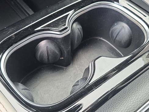 Used 2021 Chrysler Pacifica Limited w/ Uconnect Theater Family Group image 38