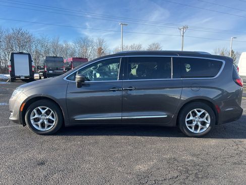 Used 2020 Chrysler Pacifica Touring-L image 6