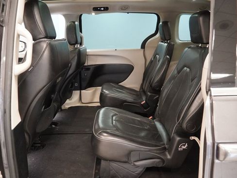 Used 2020 Chrysler Pacifica Limited FWD image 25