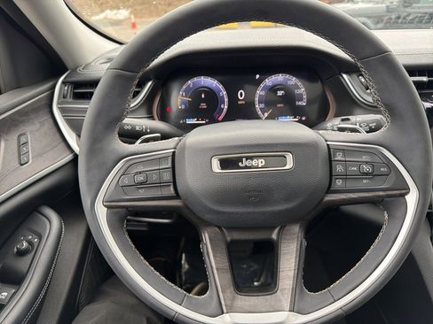 Certified 2023 Jeep Grand Cherokee Limited image 8