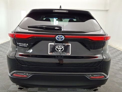 Used 2023 Toyota Venza LE AWD/4WD image 14