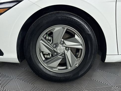 Certified 2025 Hyundai Elantra SE image 30