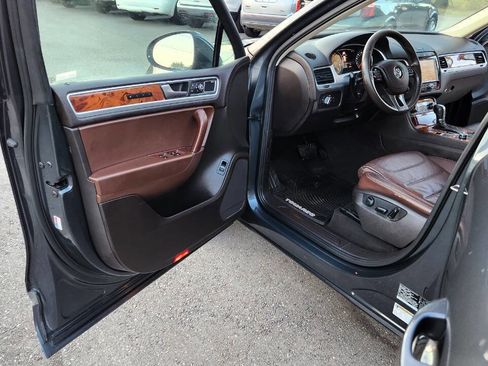 Used 2012 Volkswagen Touareg Executive image 25