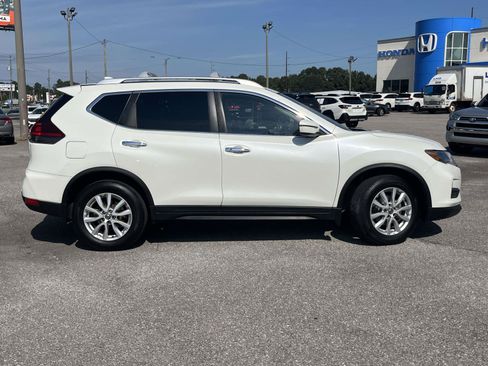 Used 2019 Nissan Rogue SV FWD image 2