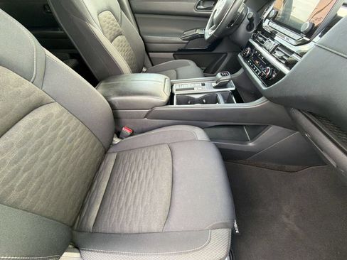 Used 2025 Nissan Pathfinder SV FWD image 35
