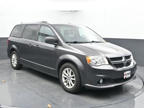 Used 2018 Dodge Grand Caravan SXT image 3