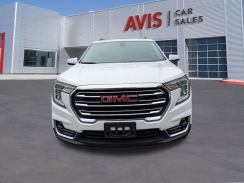 Used 2024 GMC Terrain SLT image 2