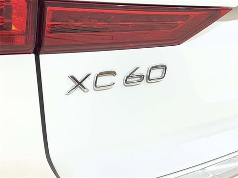 Used 2022 Volvo XC60 T8 Inscription w/ Advanced Package image 12