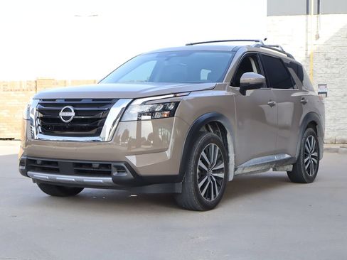 Used 2025 Nissan Pathfinder Platinum FWD image 2