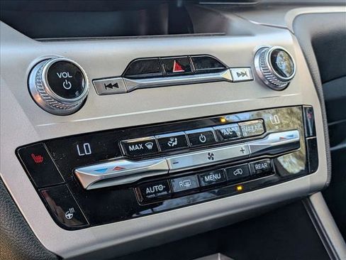 Used 2021 Ford Explorer XLT w/ Equipment Group 202A image 6