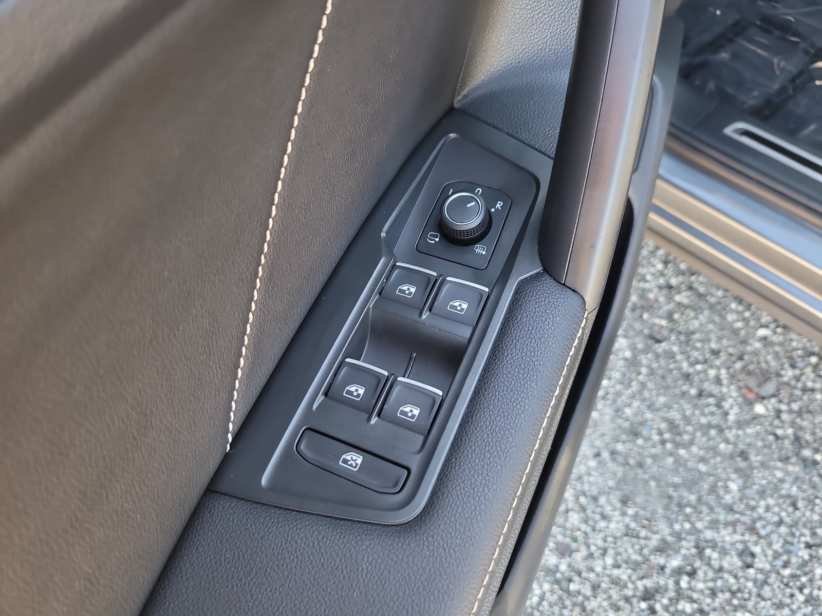 Used 2022 Volkswagen Tiguan SEL R-Line AWD/4WD image 14