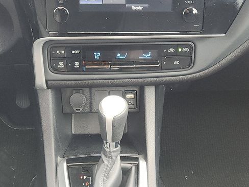 Used 2017 Toyota Corolla LE image 18