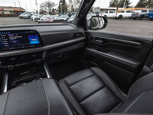 Used 2025 Chevrolet Suburban Premier image 27