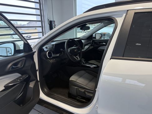 Used 2025 Chevrolet Trax LT w/ Sunroof Package image 9