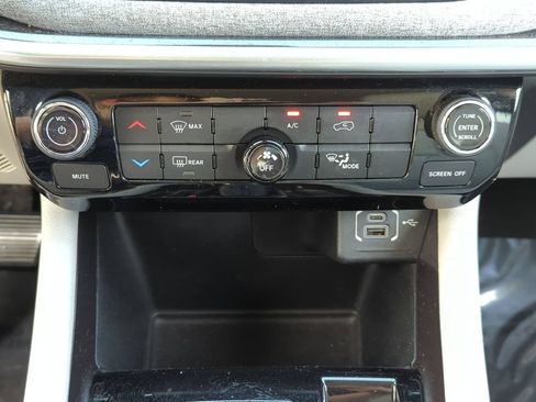 Used 2022 Jeep Compass Latitude FWD image 17