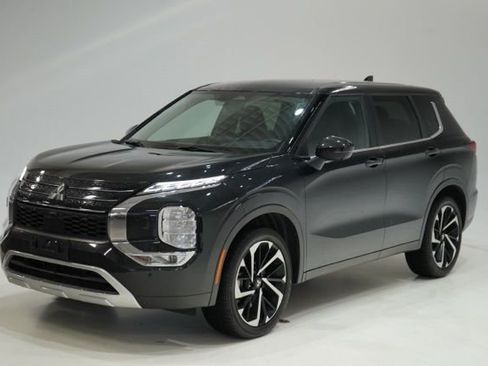 Used 2024 Mitsubishi Outlander SE image 3