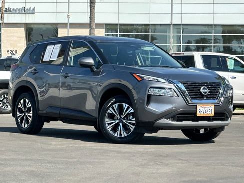 Used 2023 Nissan Rogue SV image 2