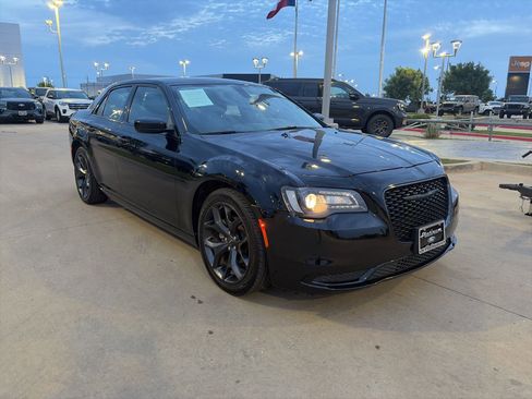 Used 2023 Chrysler 300 Touring w/ Sport Appearance Package RWD image 7