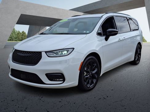 Used 2025 Chrysler Pacifica Limited FWD image 3
