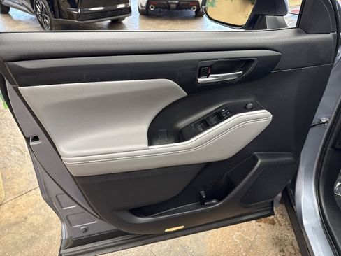 Used 2021 Toyota Highlander XLE image 27
