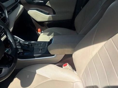 Used 2020 Toyota Highlander XLE FWD image 5