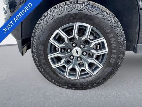 Used 2025 Chevrolet Colorado Z71 w/ Technology Package AWD/4WD image 10