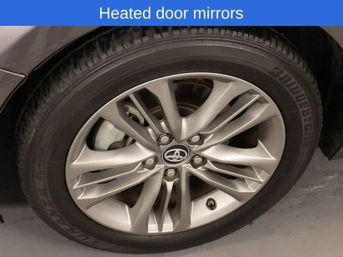 Used 2017 Toyota Camry SE image 9