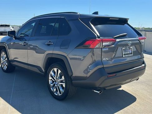 Used 2020 Toyota RAV4 XLE Premium FWD image 11