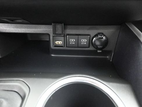 Used 2020 Toyota Highlander XLE AWD/4WD image 17