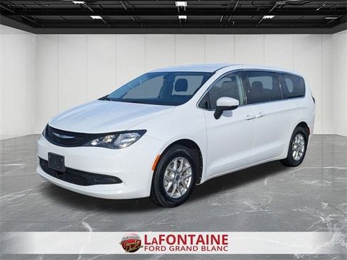 Used 2022 Chrysler Voyager LX image 1