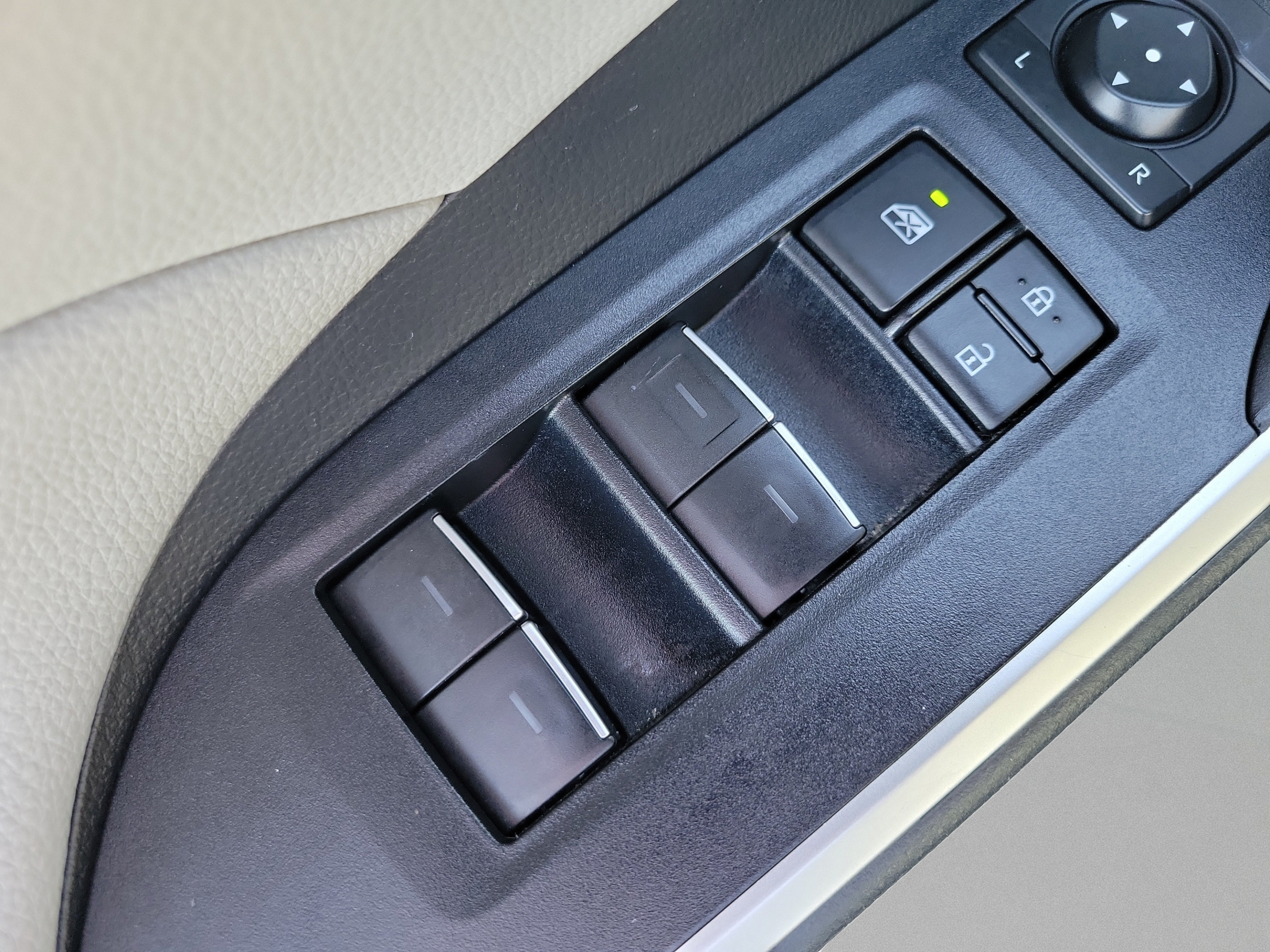 Used 2022 Toyota RAV4 XLE w/ Convenience Package FWD image 14
