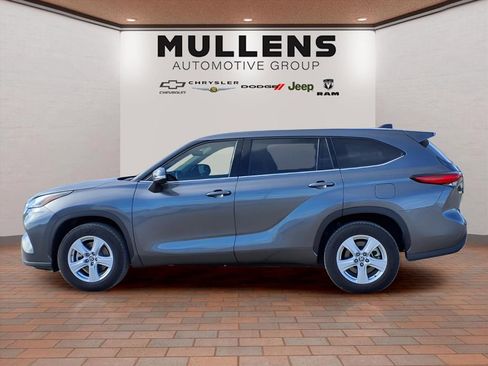 Used 2022 Toyota Highlander LE image 8