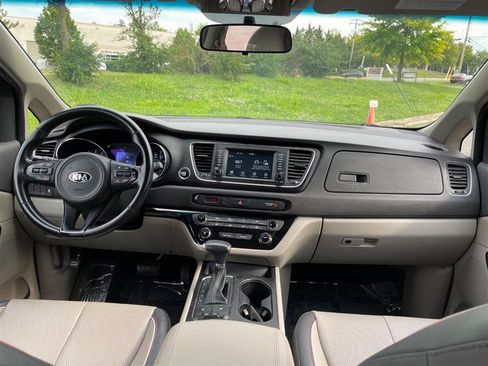 Used 2017 Kia Sedona LX w/ LX Essentials Premium Package FWD image 21
