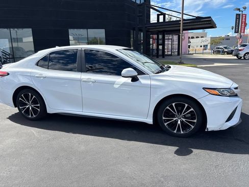 Used 2019 Toyota Camry SE FWD image 3