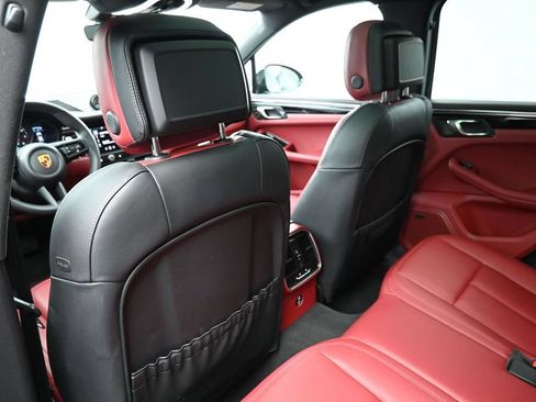 Certified 2025 Porsche Macan AWD/4WD image 8