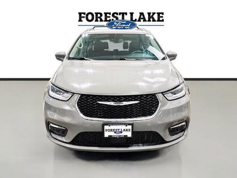 Used 2022 Chrysler Pacifica Touring-L FWD image 2