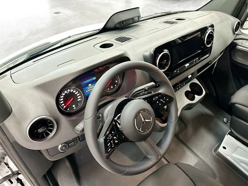 Used 2025 Mercedes-Benz Sprinter 2500 image 8