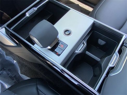 New 2025 Land Rover Range Rover Long Wheelbase SE image 9