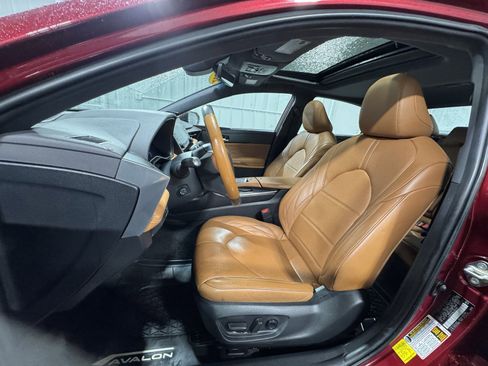 Used 2020 Toyota Avalon Limited image 14