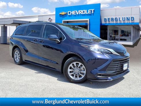 Used 2024 Toyota Sienna LE FWD image 1