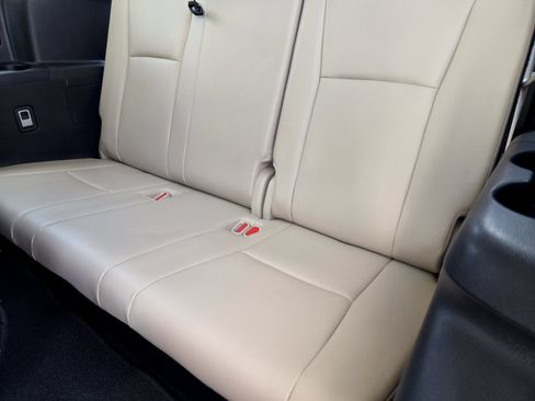 Used 2022 Toyota Highlander XLE FWD image 22