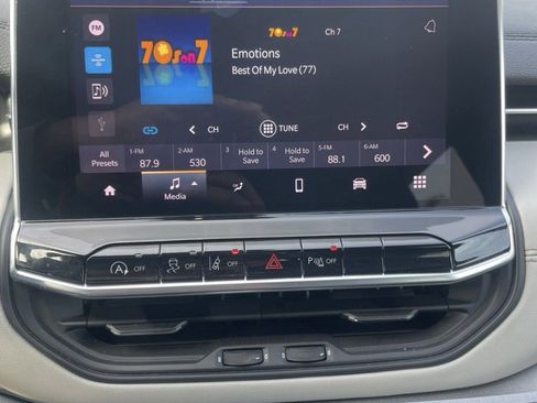 Used 2025 Jeep Compass Limited image 18