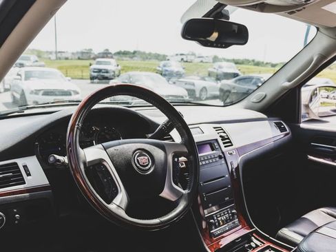 Used 2008 Cadillac Escalade ESV AWD image 2